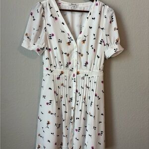 Madewell Daylily Pintuck Dress in Sweet Floral V-Neck Button Front